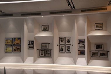 DUBAI, BAE - Şubat 21: Birleşik Arap Emirlikleri - Geçmiş ve Şimdi- 21 Şubat 2023 'te Dubai, BAE' deki Mohammed bin Rashid Kütüphanesinde Bir Fotoğraf Yolculuğu.