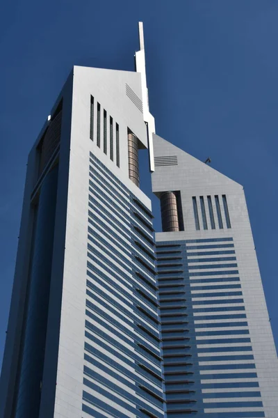 ドバイ アラブ首長国連邦 2023年2月21日現在 アラブ首長国連邦のドバイにあるエミレーツ タワーズ 複合施設は エミレーツオフィスタワーとジュメイラエミレーツタワーズホテルが含まれています に上昇355メートルと309メートル それぞれ — ストック写真
