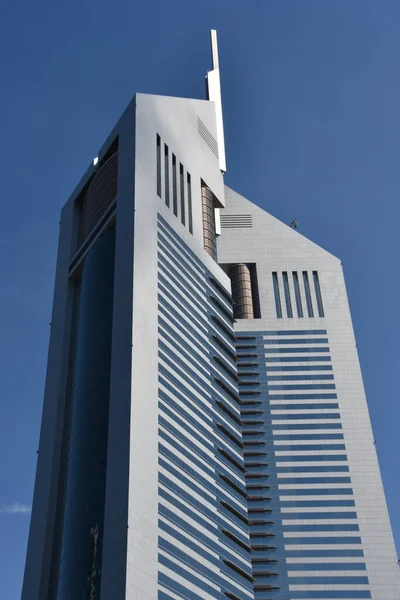 ドバイ アラブ首長国連邦 2023年2月21日現在 アラブ首長国連邦のドバイにあるエミレーツ タワーズ 複合施設は エミレーツオフィスタワーとジュメイラエミレーツタワーズホテルが含まれています に上昇355メートルと309メートル それぞれ — ストック写真