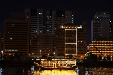 DUBAI, BAE - 23 Şubat 2023 'te Dubai Creek' teki Dhow Cruise 'un görüntüsü.