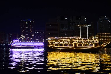 DUBAI, BAE - 23 Şubat 2023 'te Dubai Creek' teki Dhow Cruise 'un görüntüsü.