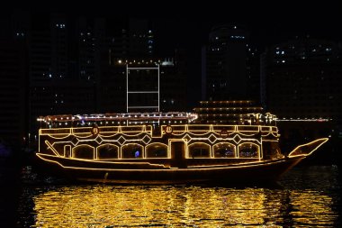 DUBAI, BAE - 23 Şubat 2023 'te Dubai Creek' teki Dhow Cruise 'un görüntüsü.