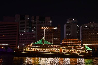 DUBAI, BAE - 23 Şubat 2023 'te Dubai Creek' teki Dhow Cruise 'un görüntüsü.