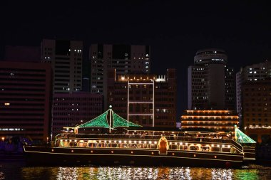 DUBAI, BAE - 23 Şubat 2023 'te Dubai Creek' teki Dhow Cruise 'un görüntüsü.
