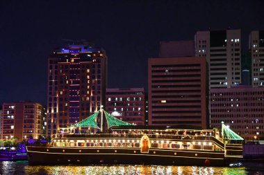 DUBAI, BAE - 23 Şubat 2023 'te Dubai Creek' teki Dhow Cruise 'un görüntüsü.