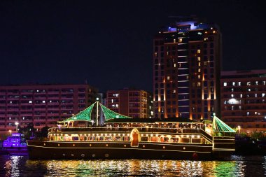 DUBAI, BAE - 23 Şubat 2023 'te Dubai Creek' teki Dhow Cruise 'un görüntüsü.