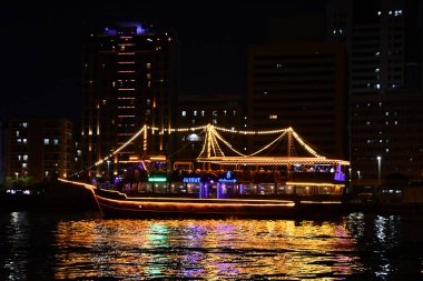 DUBAI, BAE - 23 Şubat 2023 'te Dubai Creek' teki Dhow Cruise 'un görüntüsü.