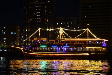 DUBAI, BAE - 23 Şubat 2023 'te Dubai Creek' teki Dhow Cruise 'un görüntüsü.