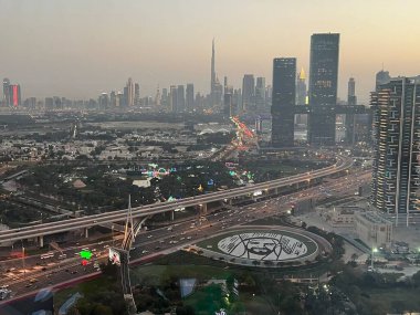 DUBAI, BAE - 23 Şubat 2023 tarihinde Dubai, BAE 'deki Dubai Frame' in gözlem güvertesinden Şeyh Zayed Yolu 'ndaki gökdelenlerin görüntüsü. Dünyanın en büyük çerçevesi rekorunu elinde tutuyor..