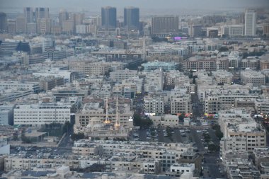 DUBAI, BAE - 23 Şubat 2023 'te Dubai, BAE' deki Dubai Frame 'in gözlem güvertesinden yaşlı Dubai' nin görüntüsü. Dünyanın en büyük çerçevesi rekorunu elinde tutuyor..