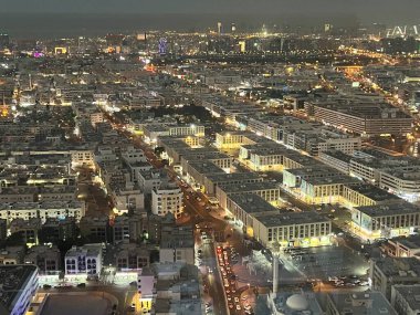 DUBAI, BAE - 23 Şubat 2023 'te Dubai, BAE' deki Dubai Frame 'in gözlem güvertesinden yaşlı Dubai' nin görüntüsü. Dünyanın en büyük çerçevesi rekorunu elinde tutuyor..