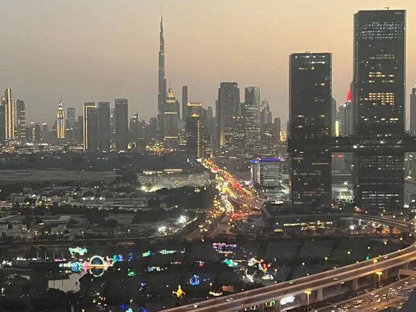 ドバイ アラブ首長国連邦 2月23日 2023年2月23日に見られるように アラブ首長国連邦のドバイフレームの展望台からシェイク ザイド ロードの高層ビルの眺め 世界最大のフレームの記録を保持しています — ストック写真