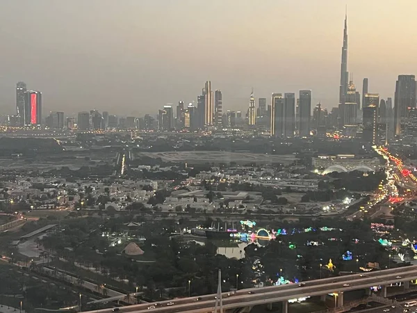 ドバイ アラブ首長国連邦 2月23日 2023年2月23日に見られるように アラブ首長国連邦のドバイフレームの展望台からシェイク ザイド ロードの高層ビルの眺め 世界最大のフレームの記録を保持しています — ストック写真
