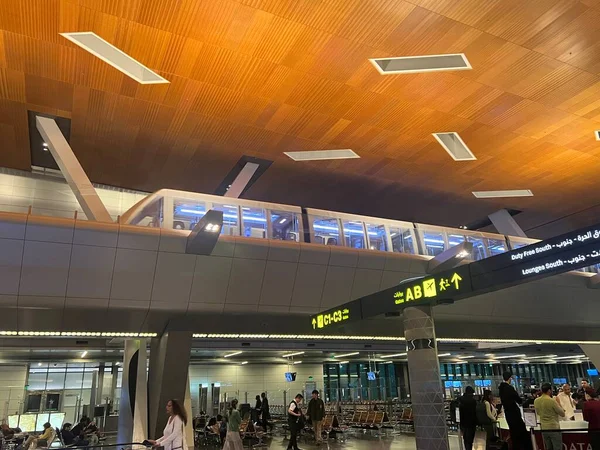 Doha Qatar Febrero Tren Con Techo Vidrio Interterminal Aeropuerto Internacional — Foto de Stock