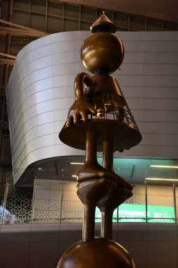 DOHA, Katar - 11 Şubat 2023 'te Katar' ın Doha kentindeki Hamad Uluslararası Havalimanı 'ndaki Terminal Binası.