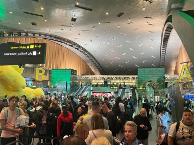 DOHA, Katar - 11 Şubat 2023 'te Katar' ın Doha kentindeki Hamad Uluslararası Havalimanı 'ndaki Terminal Binası.