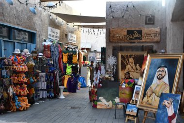 DUBAI, BAE - 25 Şubat 2023 'te Dubai, BAE' de görülen Al Seef. Dubais tarihi deresinin kıyısında inşa edilen Al Seef, aile dostu bir yaşam tarzıdır. Keşfedebileceğiniz, alışveriş yapabileceğiniz, yemek yiyebileceğiniz, dinlenebileceğiniz ve kalabileceğiniz bir yerdir..