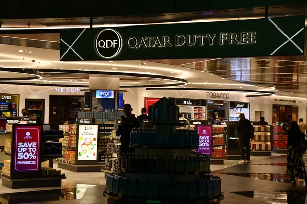 Doha Qatar Feb 卡塔尔多哈哈马德国际机场免税店 见2023年2月11日 — 图库照片