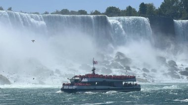 Niagara Şelalesi, Ontario, Kanada 'da 27 Mayıs 2023 tarihinde görüldüğü üzere Hornblower Niagara Seyahat Gemisi.