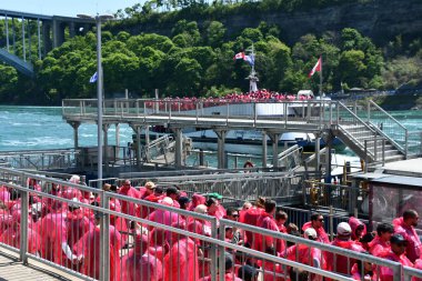 Niagara Şelalesi, Ontario, Kanada 'da 27 Mayıs 2023 tarihinde görüldüğü üzere Hornblower Niagara Seyahat Gemisi.