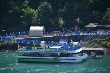 NIAGARA FALLS NY - 27 Mayıs 2023 'te ABD' nin Niagara Şelalesi 'nde görülen Sisli Turist teknesinin hizmetçisi.