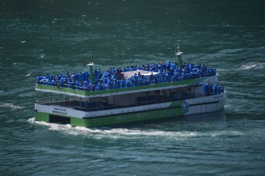 NIAGARA FALLS NY - 27 Mayıs 2023 'te ABD' nin Niagara Şelalesi 'nde görülen Sisli Turist teknesinin hizmetçisi.