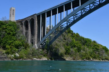 Niagara Şelalesi üzerinden geçen Gökkuşağı Köprüsü 27 Mayıs 2023 'te ABD ve Kanada arasında görüldü..