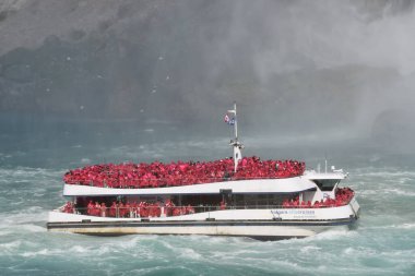Niagara Şelalesi, Ontario, Kanada 'da 27 Mayıs 2023 tarihinde görüldüğü üzere Hornblower Niagara Seyahat Gemisi.