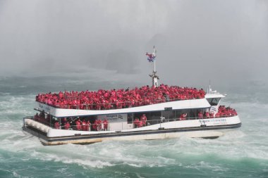 Niagara Şelalesi, Ontario, Kanada 'da 27 Mayıs 2023 tarihinde görüldüğü üzere Hornblower Niagara Seyahat Gemisi.