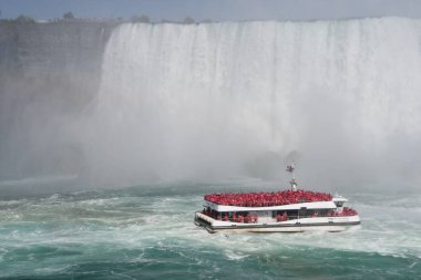 Niagara Şelalesi, Ontario, Kanada 'da 27 Mayıs 2023 tarihinde görüldüğü üzere Hornblower Niagara Seyahat Gemisi.