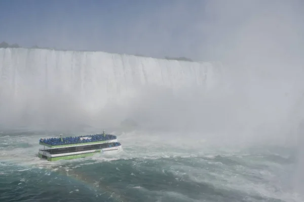 Niagara Falls Maj Pokojówka Łodzi Turystycznej Przy Wodospadzie Niagara Nowy — Zdjęcie stockowe