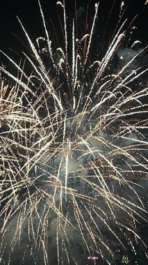 Niagara Şelalesi 'nde havai fişekler 28 Mayıs 2023' te ABD ile Kanada arasında görüldü..