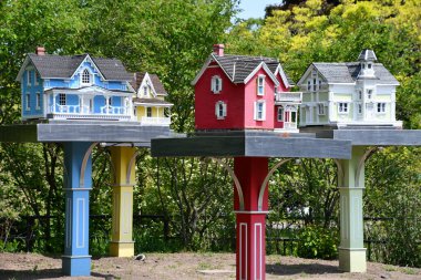 Niagara Şelalesi, Ontario, Kanada 'daki Floral Showhouse' da 28 Mayıs 2023 tarihinde görüldüğü gibi, Niagara Şelalesi 'ne düşer..