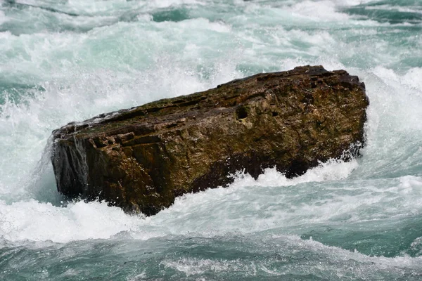 カナダのオンタリオ州のナイアガラの滝の白い水の散歩からの急流の眺め — ストック写真