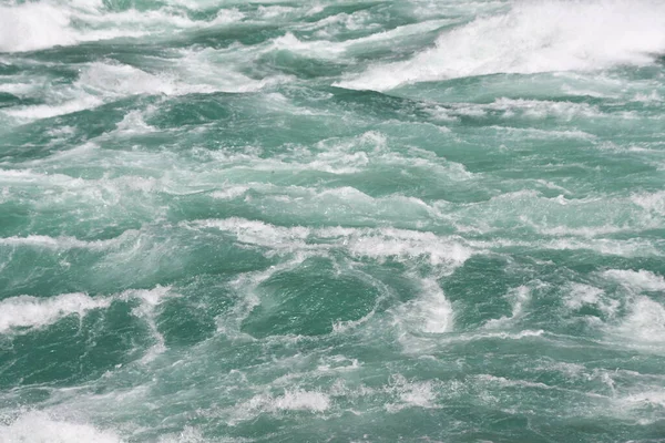 カナダのオンタリオ州のナイアガラの滝の白い水の散歩からの急流の眺め — ストック写真