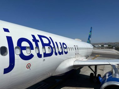 BURBANK CA - 26 Nisan 2023 tarihinde görüldüğü üzere Hollywood Burbank Havalimanı 'nda JetBlue Uçak.