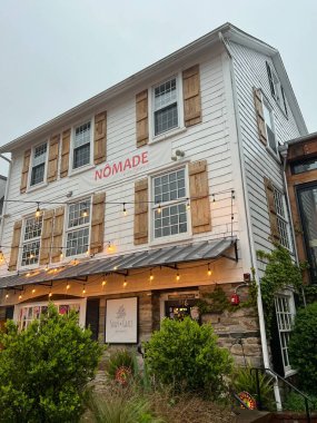 WESTPORT, CT - 30 Nisan 2023 'te görüldüğü üzere Westport, Connecticut' ta Nomade restoranı.