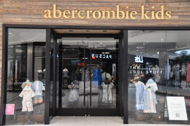 12 Mart 2022 'de Doğu Rutherford, New Jersey' deki Meadowlands Spor Kompleksi 'nde büyük bir perakende ve eğlence merkezi olan American Dream' de Abercrombie Kids mağazası açıldı..
