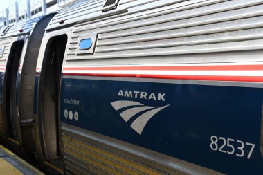 Stamford, Connecticut 'taki Metro-North Demiryolu treninden 14 Mayıs 2023' te geçmekte olan Amtrak treni.