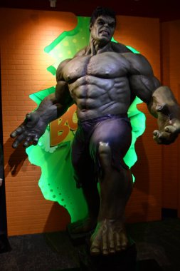 28 Mayıs 2023 'te Ontario, Kanada' daki Niagara Şelalesi 'ndeki Clifton Hill' deki Louis Tussauds Balmumu Fabrikası 'nda Hulk sergisi açıldı..
