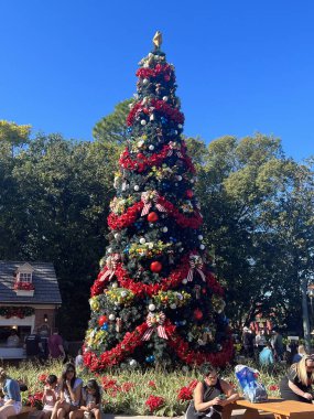 ORLANDO FL - 28 Aralık 2022 'de Orlando, Florida' daki Walt Disney World 'deki EPCOT Tema Parkı' nda Noel ağacı.