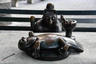 NEW YORK NY - 18 Haziran 2023 'te New York' ta Nelson A. Rockefeller Park 'taki Tom Otterness Gerçek Dünya Heykelleri, 18 Haziran 2023' te görüldü..