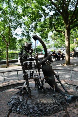 NEW YORK NY - 18 Haziran 2023 'te New York' ta Nelson A. Rockefeller Park 'taki Tom Otterness Gerçek Dünya Heykelleri, 18 Haziran 2023' te görüldü..