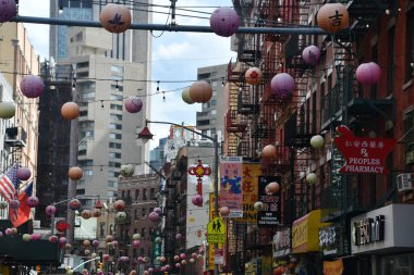 NEW YORK, New York - 18 Haziran 2023 'te Manhattan, New York' taki Çin Mahallesi 'nin görüntüsü. Batı Yarımküre 'deki en büyük Çin halk enklavına ev sahipliği yapar..