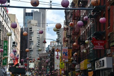 NEW YORK, New York - 18 Haziran 2023 'te Manhattan, New York' taki Çin Mahallesi 'nin görüntüsü. Batı Yarımküre 'deki en büyük Çin halk enklavına ev sahipliği yapar..