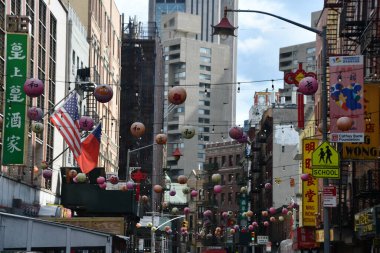NEW YORK, New York - 18 Haziran 2023 'te Manhattan, New York' taki Çin Mahallesi 'nin görüntüsü. Batı Yarımküre 'deki en büyük Çin halk enklavına ev sahipliği yapar..