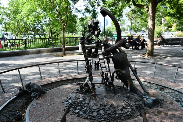 NEW YORK NY - 18 Haziran 2023 'te New York' ta Nelson A. Rockefeller Park 'taki Tom Otterness Gerçek Dünya Heykelleri, 18 Haziran 2023' te görüldü..