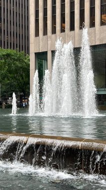 NEW YORK, New York - 3 Haziran 2019 'da New York' ta Amerika 'nın 1251 Bulvarı' ndaki Çeşme.