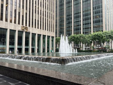 NEW YORK, New York - 3 Haziran 2019 'da New York' ta Amerika 'nın 1251 Bulvarı' ndaki Çeşme.