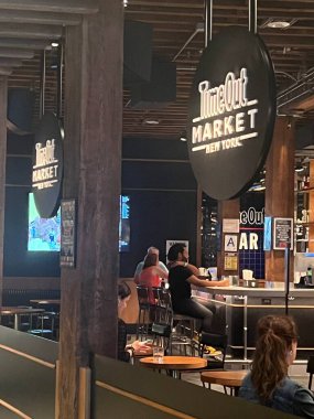 BROOKLYN, NY - 20 Temmuz 2023 'te Brooklyn, New York' taki Time Out Market New York.